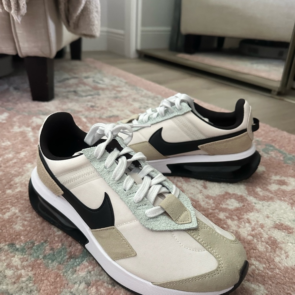 NWT Women’s Nike Pre-Day LX, size 8